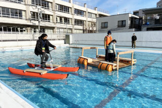 気分はトム ソーヤ 明治小学校のプールで子どもたちが筏乗り体験 タウン誌 深川web 気分はトム ソーヤ 明治小学校のプールで子どもたちが筏乗り体験 タウン誌 深川web